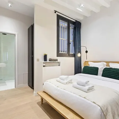 Modern Chic Two Bedroom In דירה