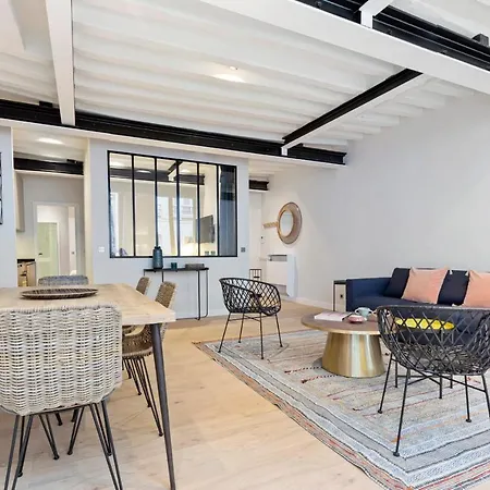 Modern Chic Two Bedroom In דירה *