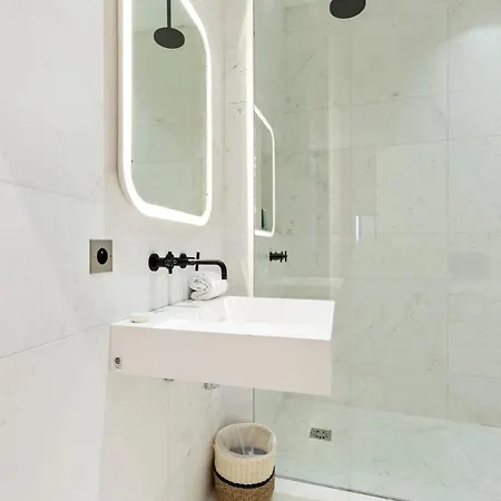 Modern Chic Two Bedroom In דירה פריז
