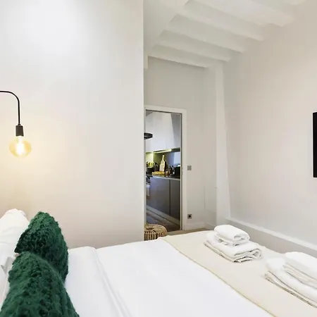 Modern Chic Two Bedroom In דירה פריז