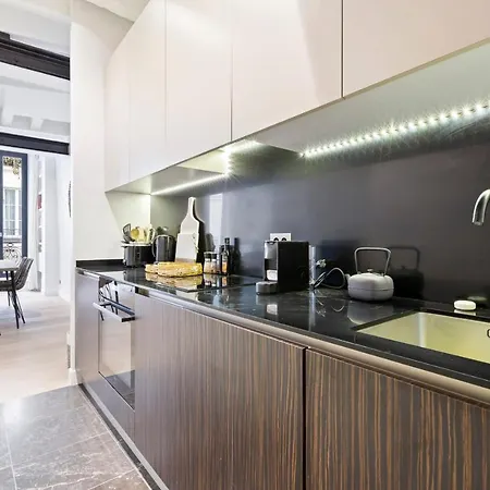 Modern Chic Two Bedroom In דירה