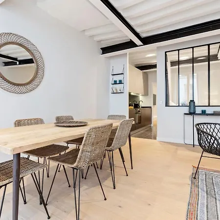 Modern Chic Two Bedroom In דירה *