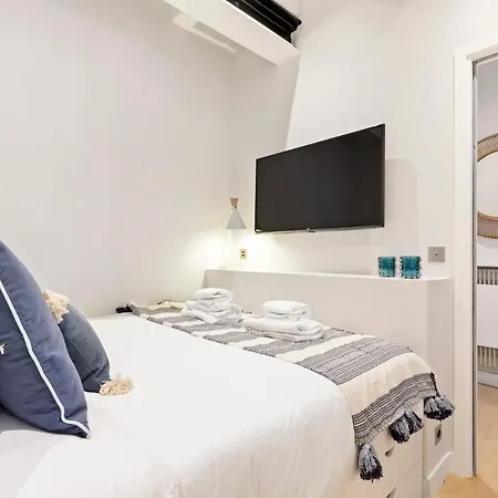 Modern Chic Two Bedroom In פריז