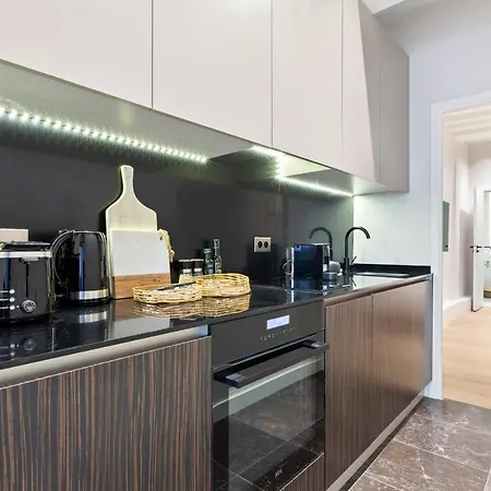 Modern Chic Two Bedroom In דירה פריז