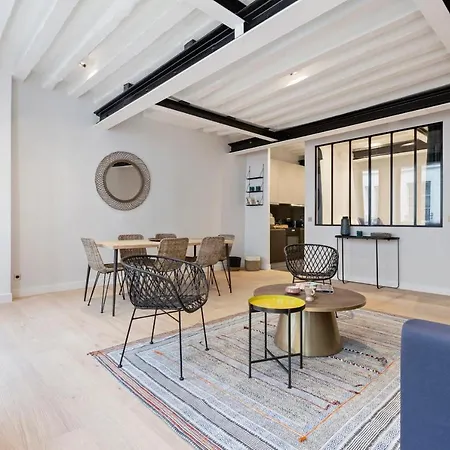 Modern Chic Two Bedroom In דירה