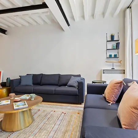 דירה Modern Chic Two Bedroom In *